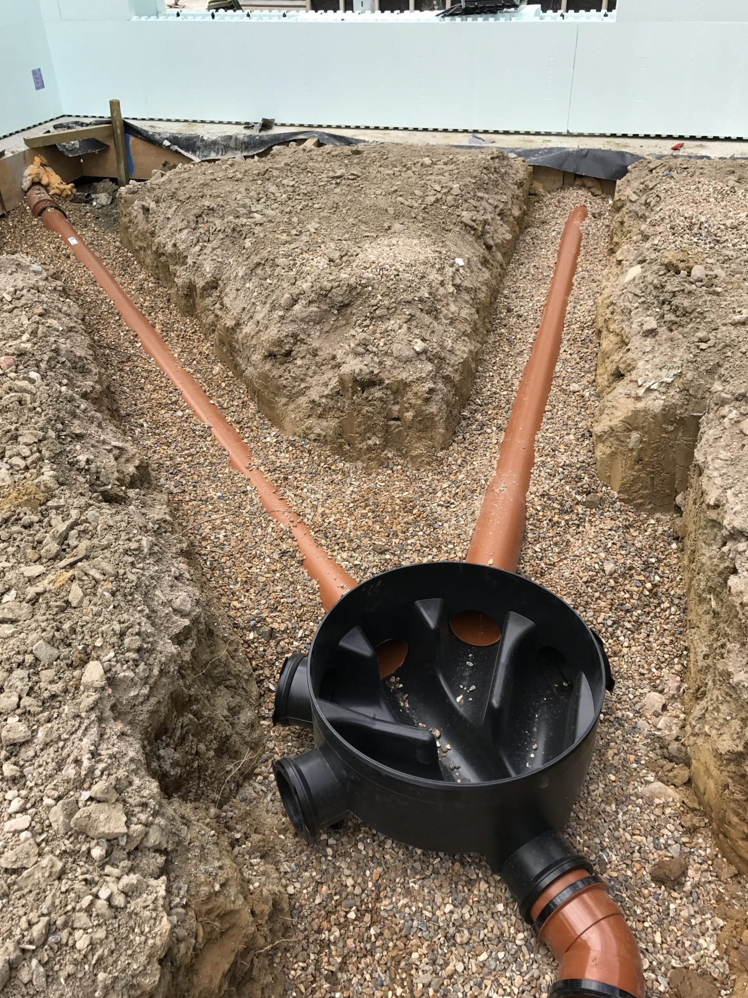 Drainage soakaway manifold installation