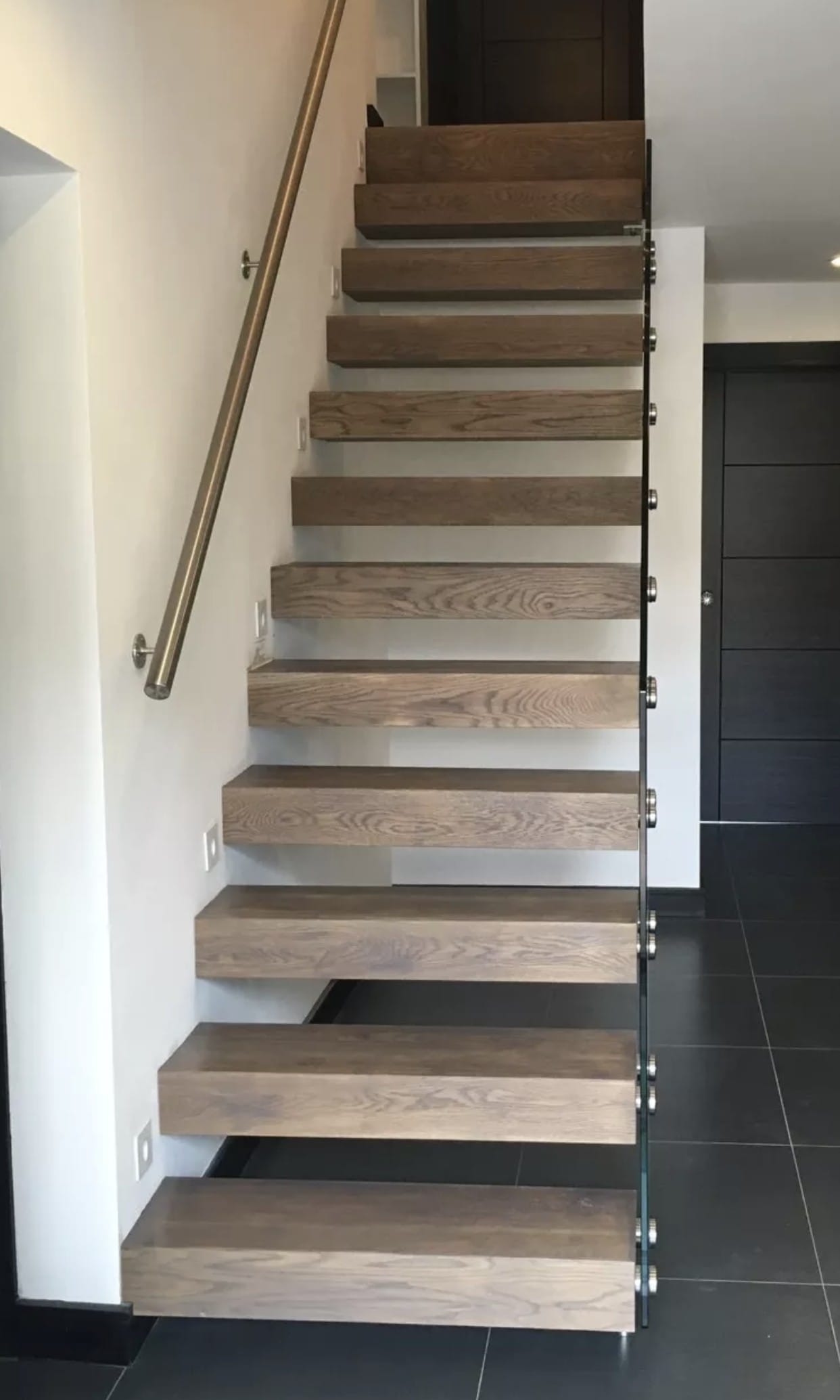 Floating oak staircase with glass balustrade
